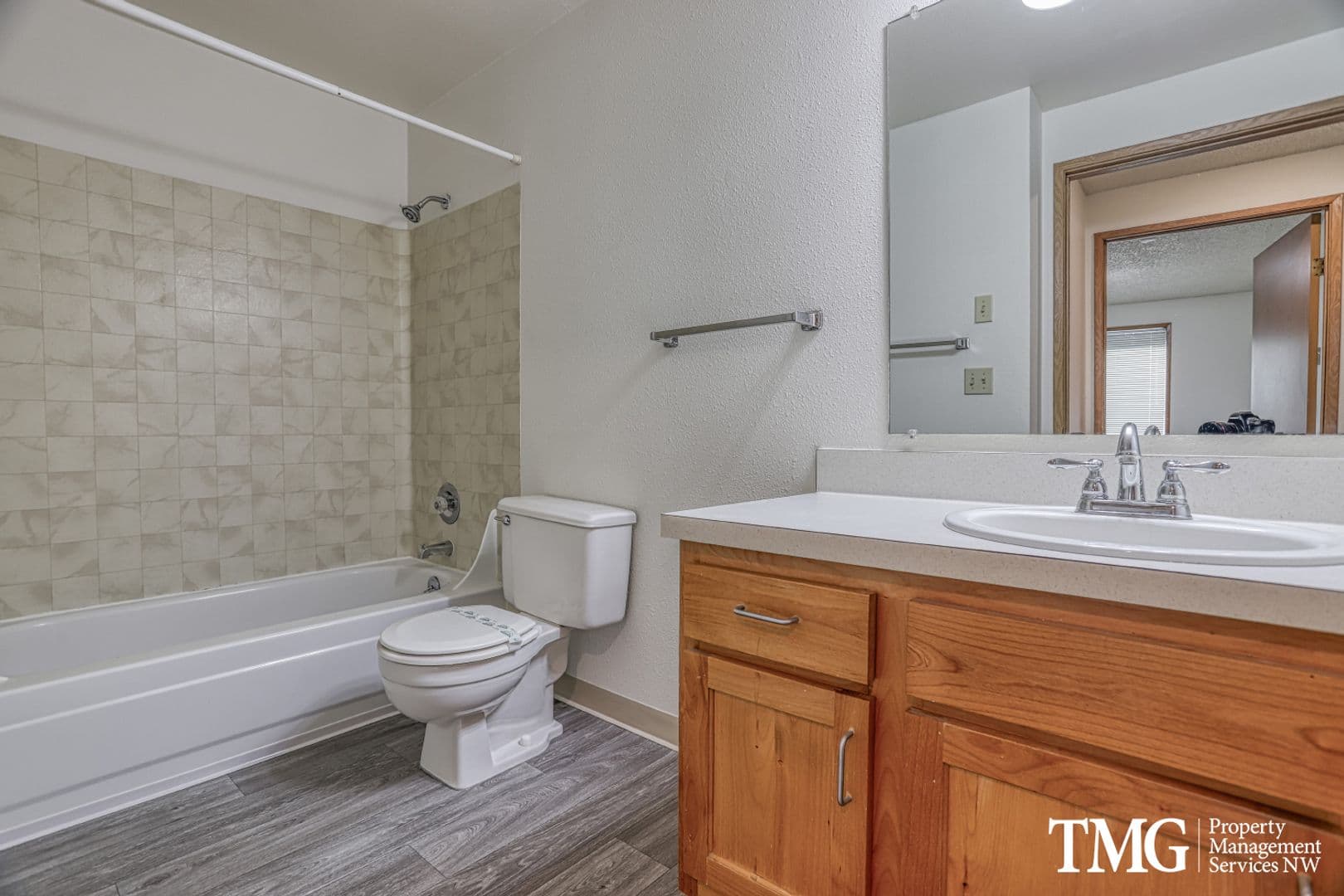 Vancouver Apartment: 3811 NE Royal View Ave