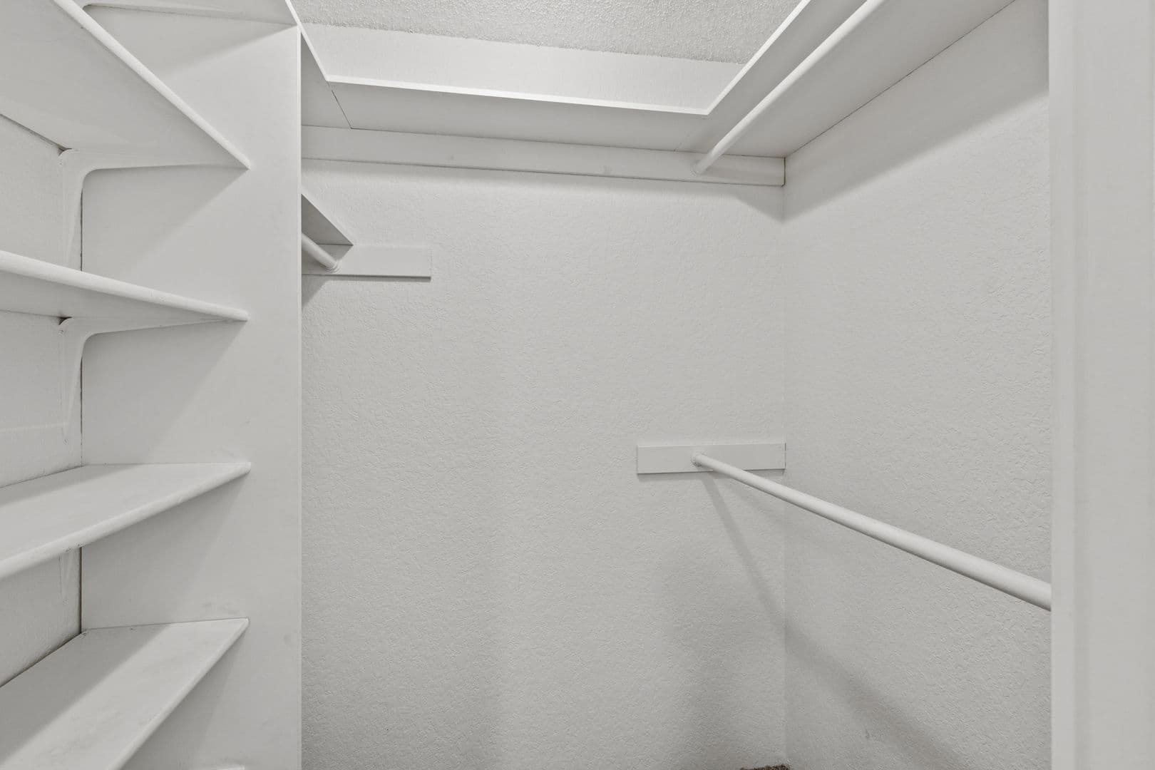 Richland Apartment: 850 Aaron Drive