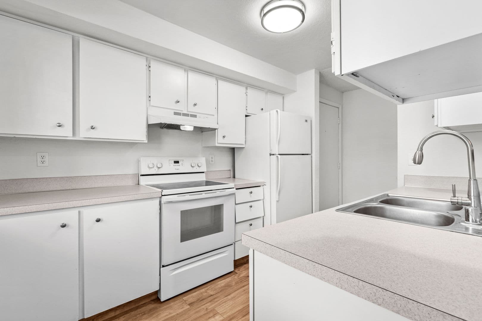 Richland Apartment: 850 Aaron Drive