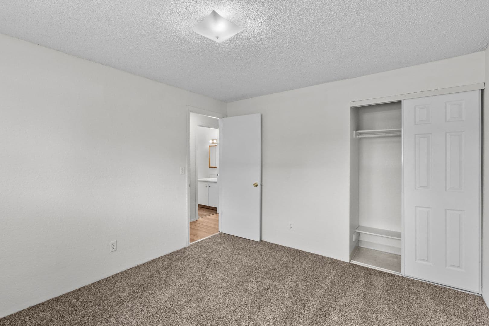 Richland Apartment: 850 Aaron Drive