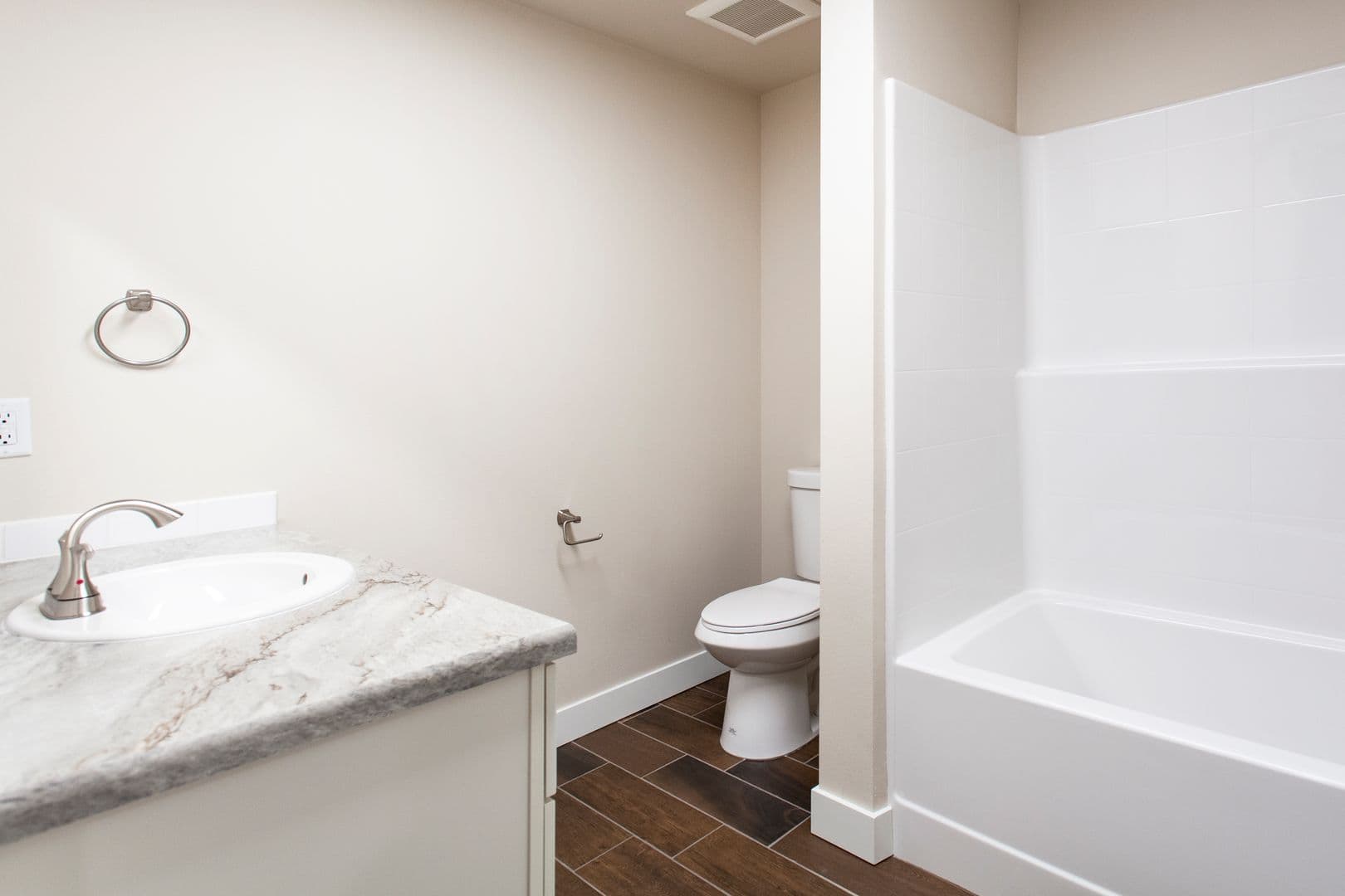 Kennewick Apartment: 5100 W Clearwater Ave