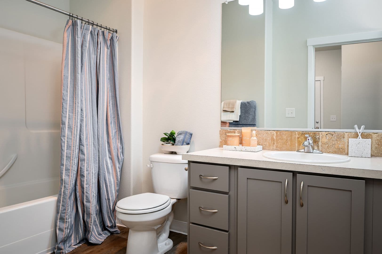 Vancouver Apartment: 4705 NE Leverich Park Way