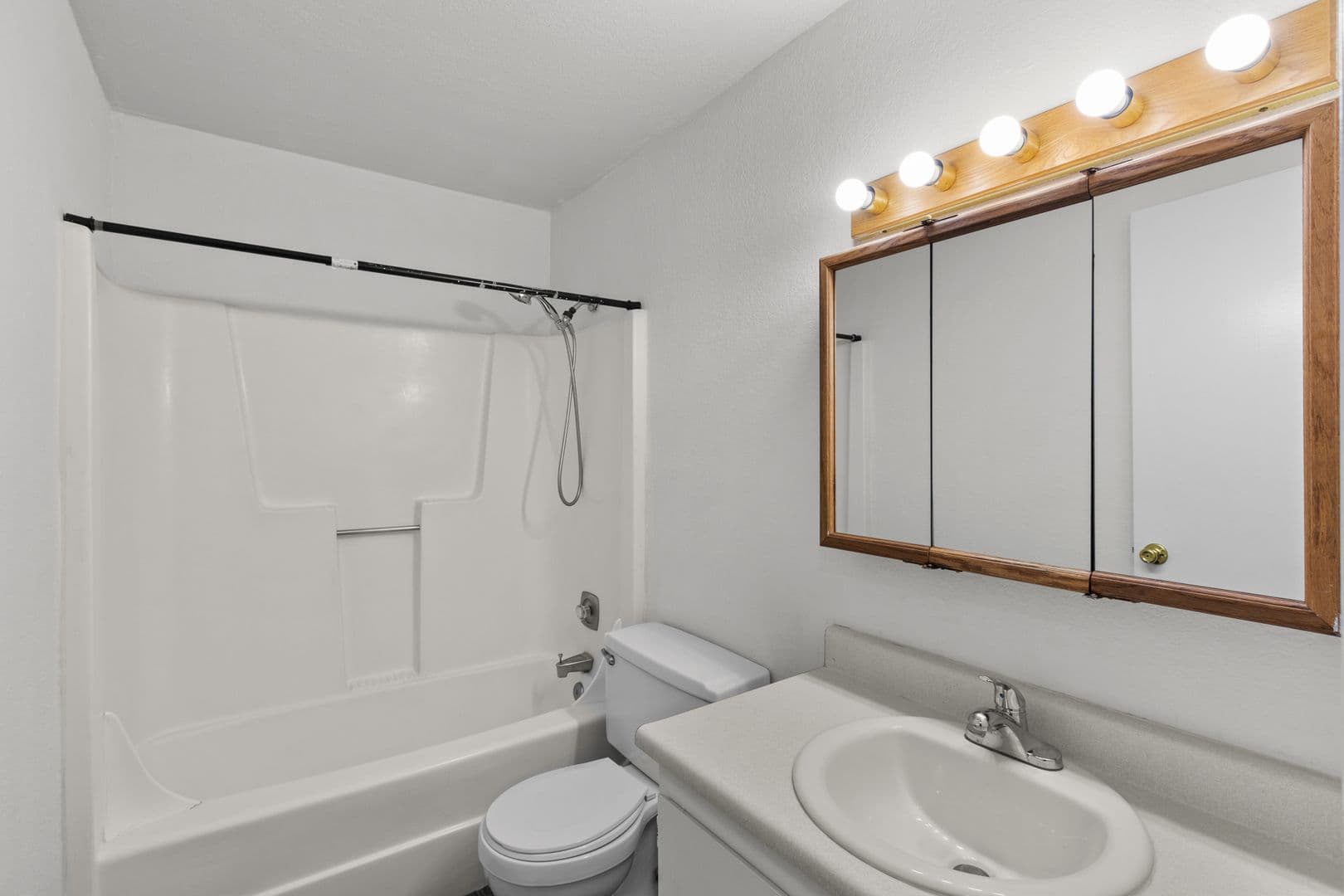 Richland Apartment: 850 Aaron Drive