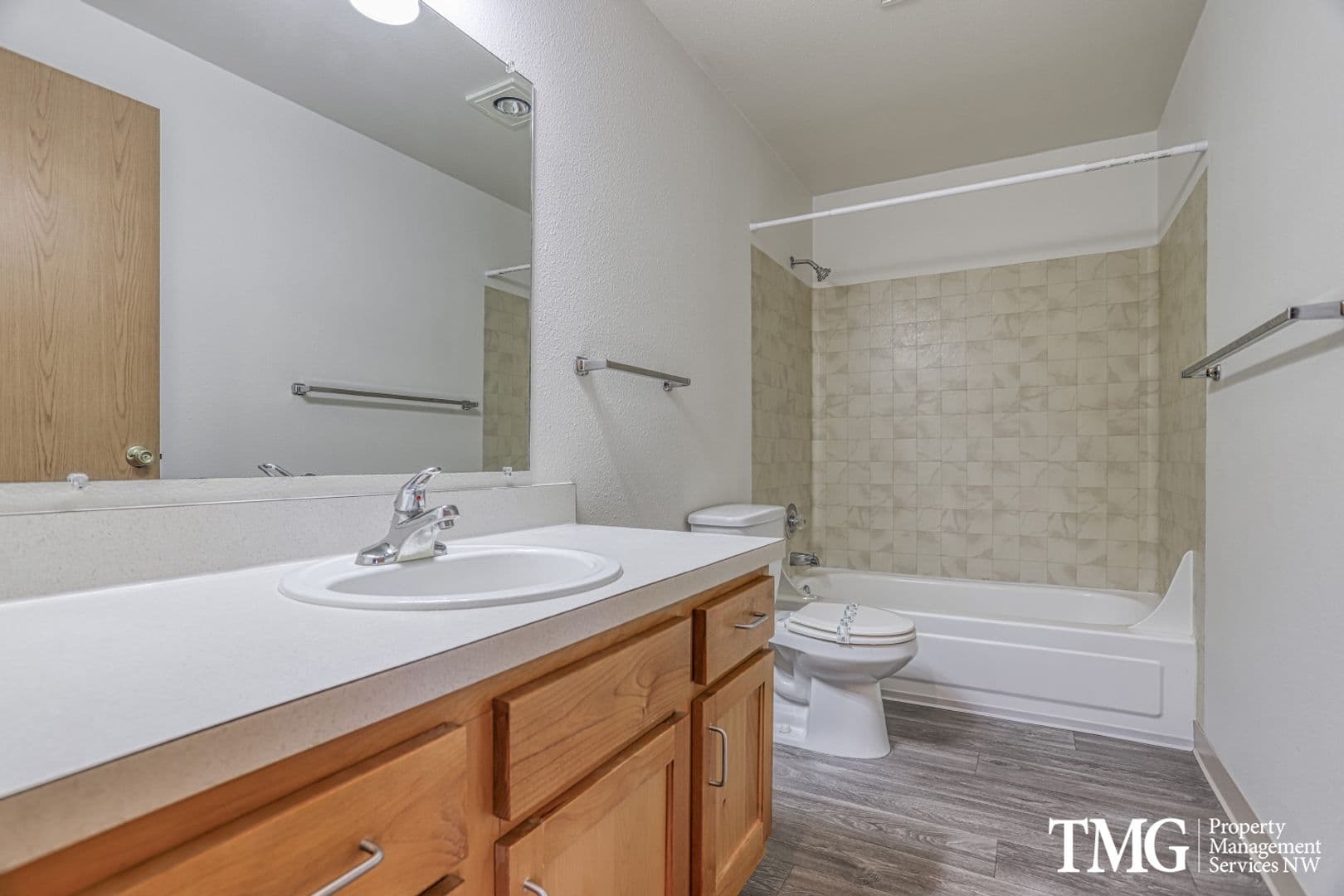 Vancouver Apartment: 3811 NE Royal View Ave