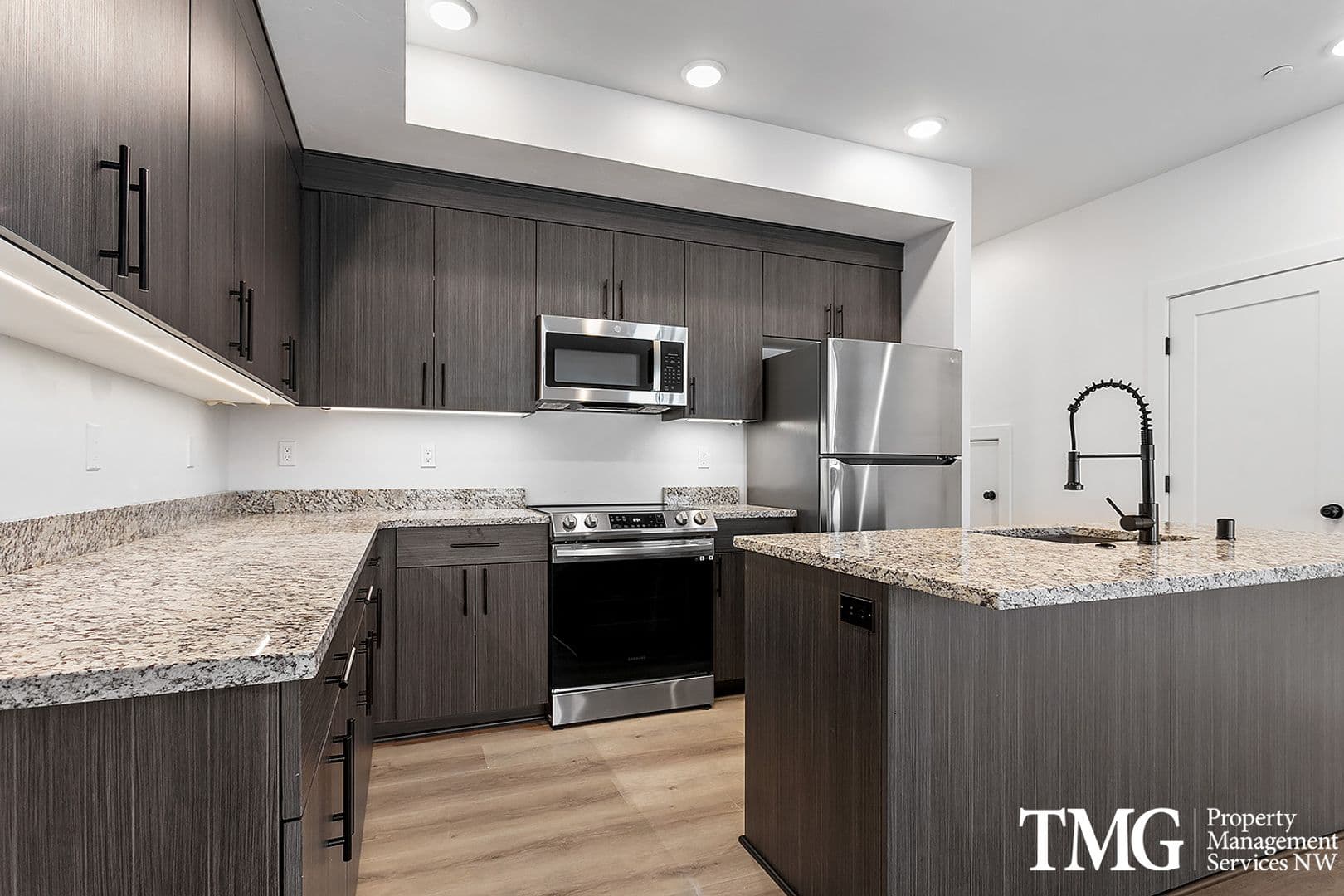 Pasco Townhome: 5801 Road 92
