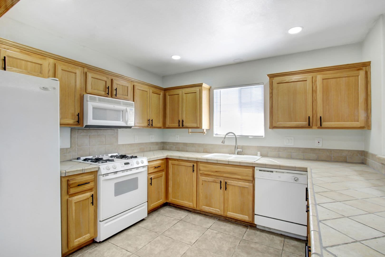 Rialto Apartment: 444 W Foothill Blvd