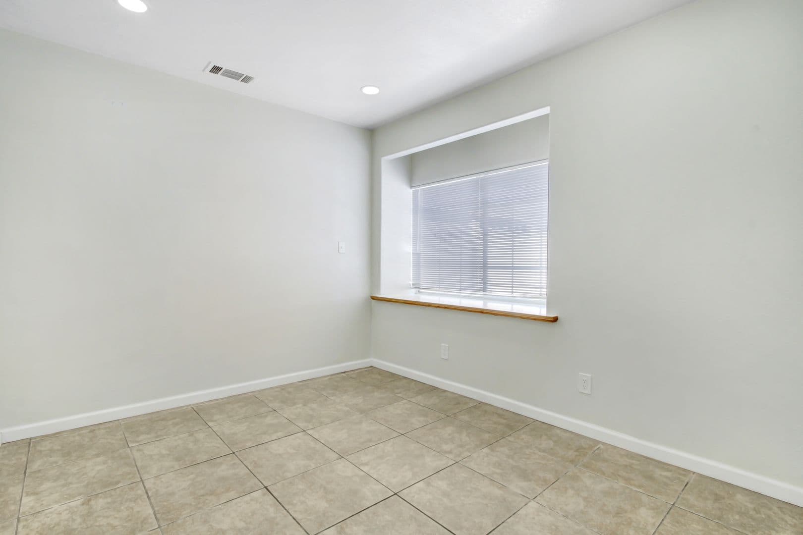 Rialto Apartment: 444 W Foothill Blvd