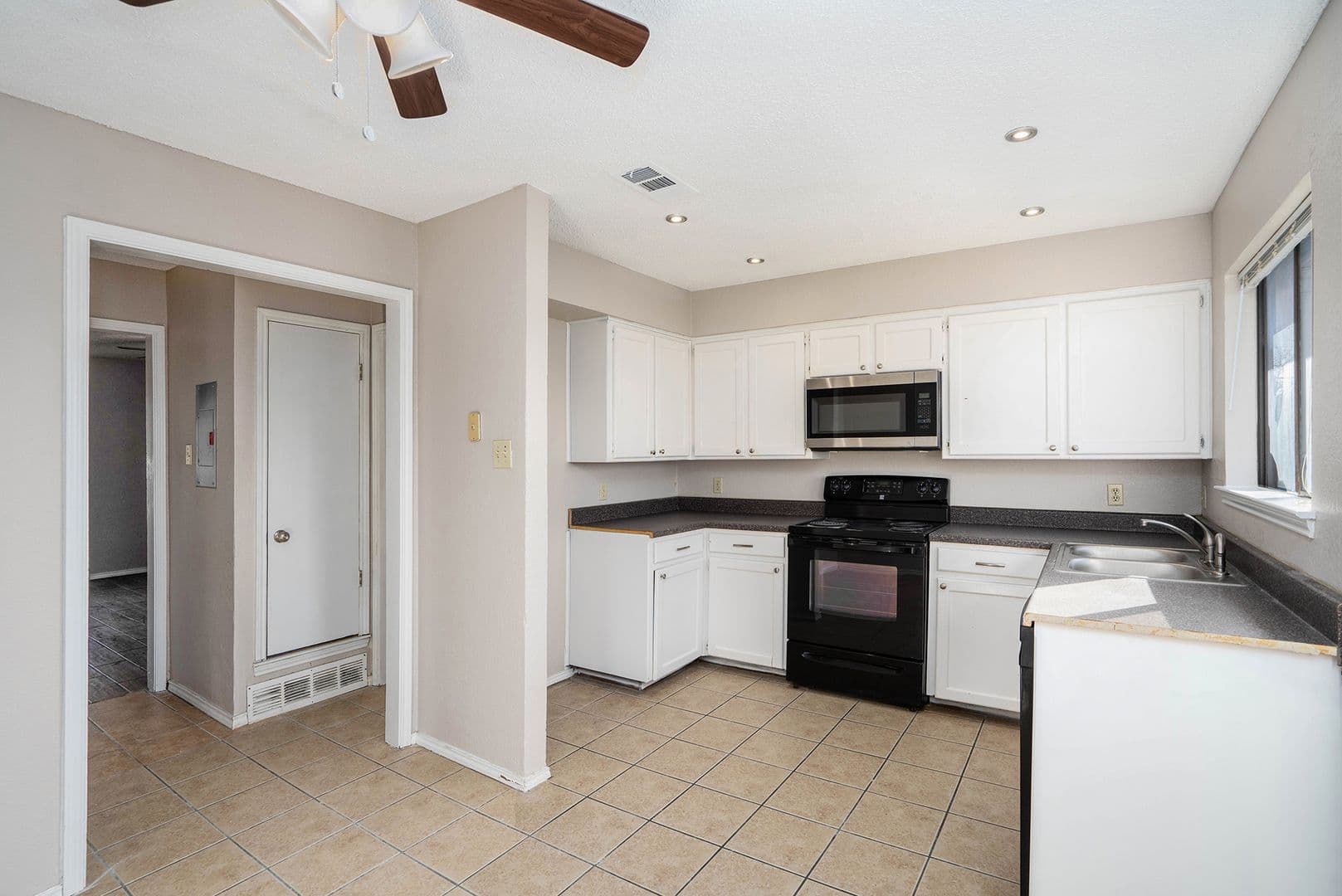 Haltom City House: 3301 Aurora Street
