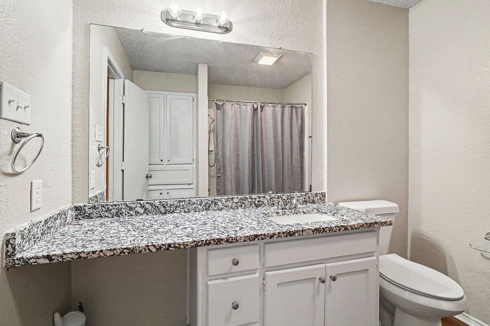Haltom City House: 3301 Aurora Street