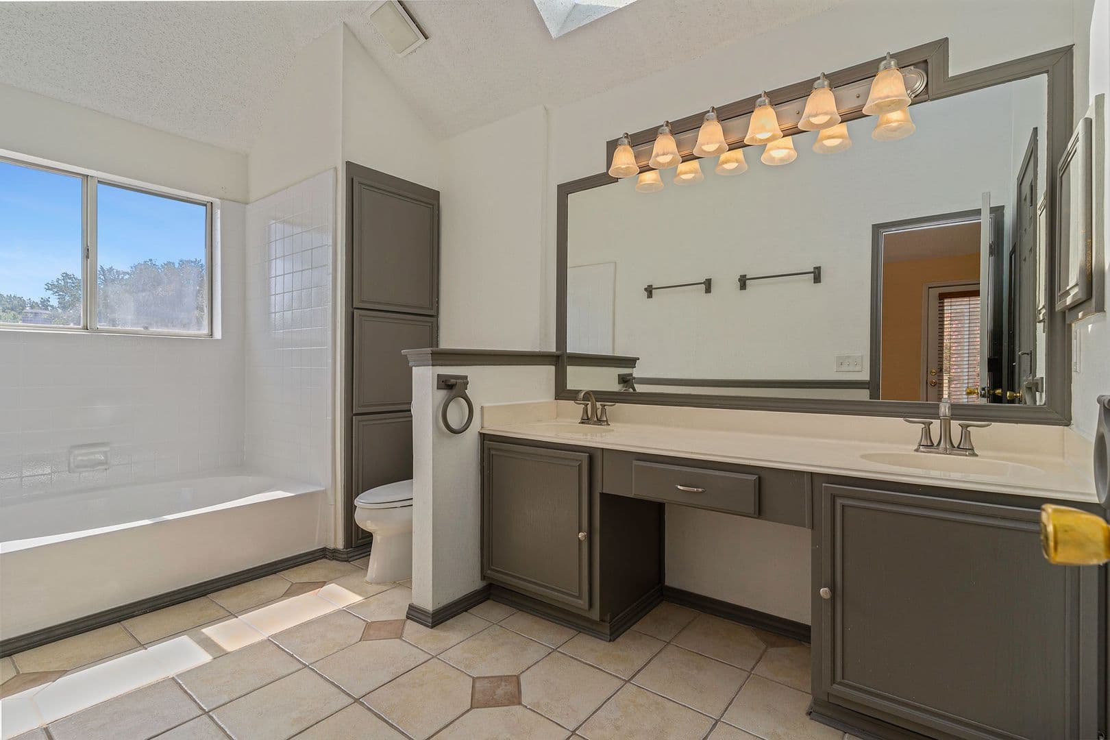 Coppell House: 588 Lake Forest Drive