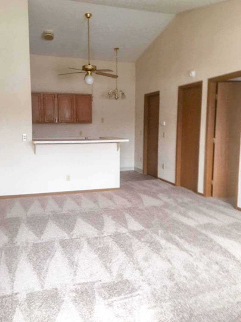 Grove City Apartment: 2438 Royal Meadow