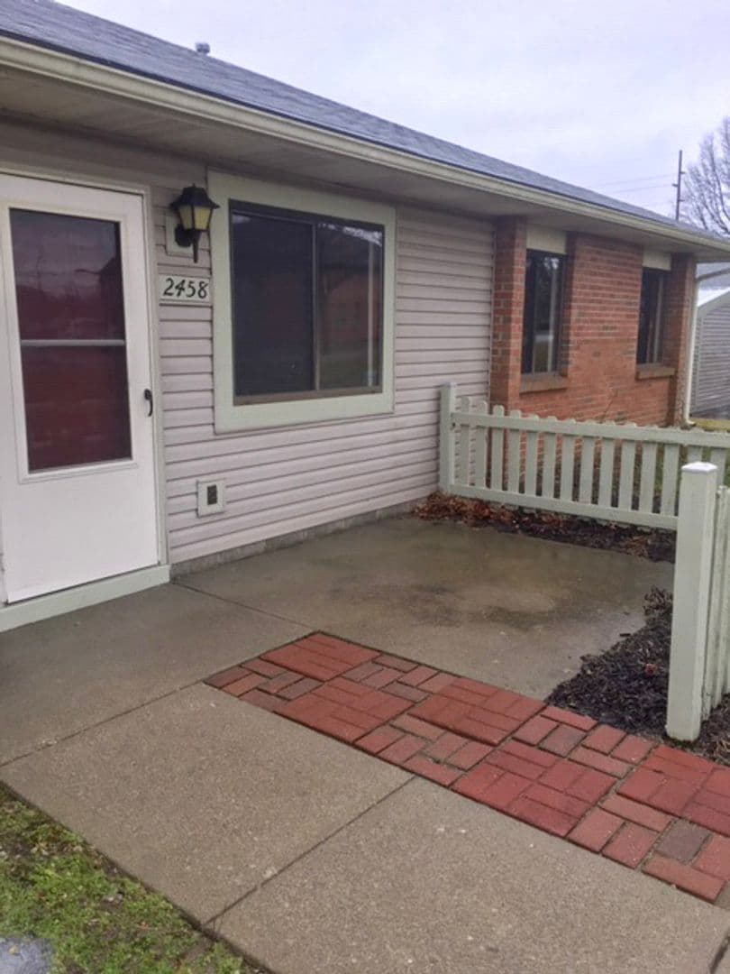 Grove City Apartment: 2438 Royal Meadow