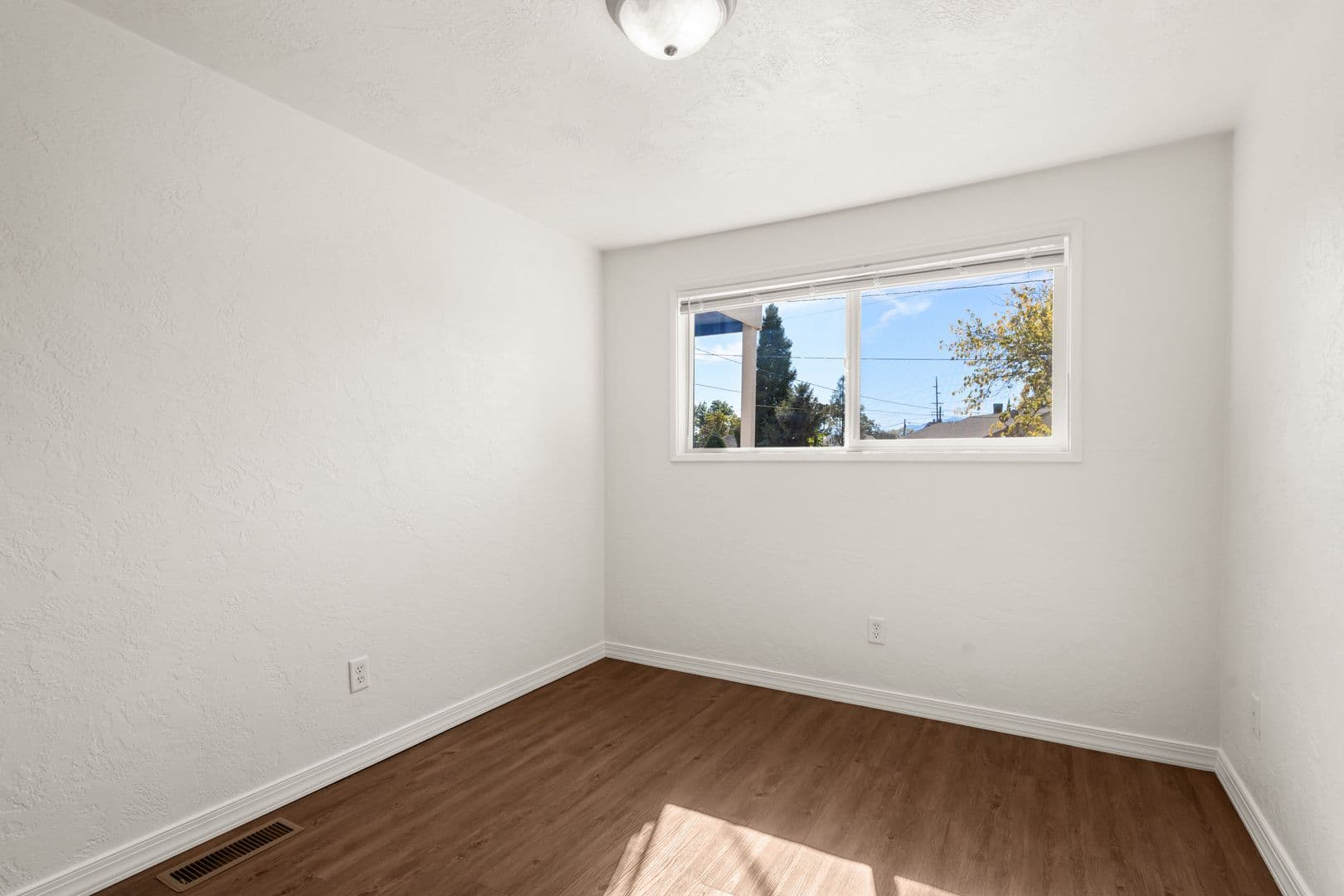 Central Point Apartment: 446 N First St