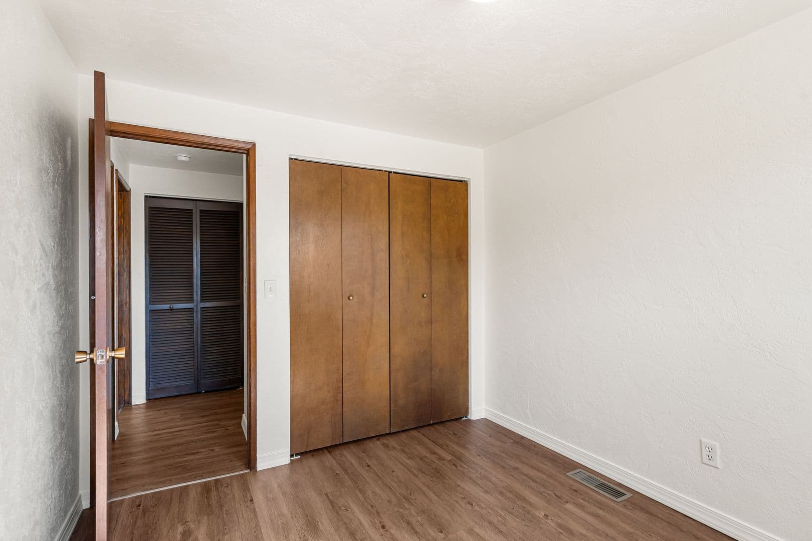 Central Point Apartment: 446 N First St