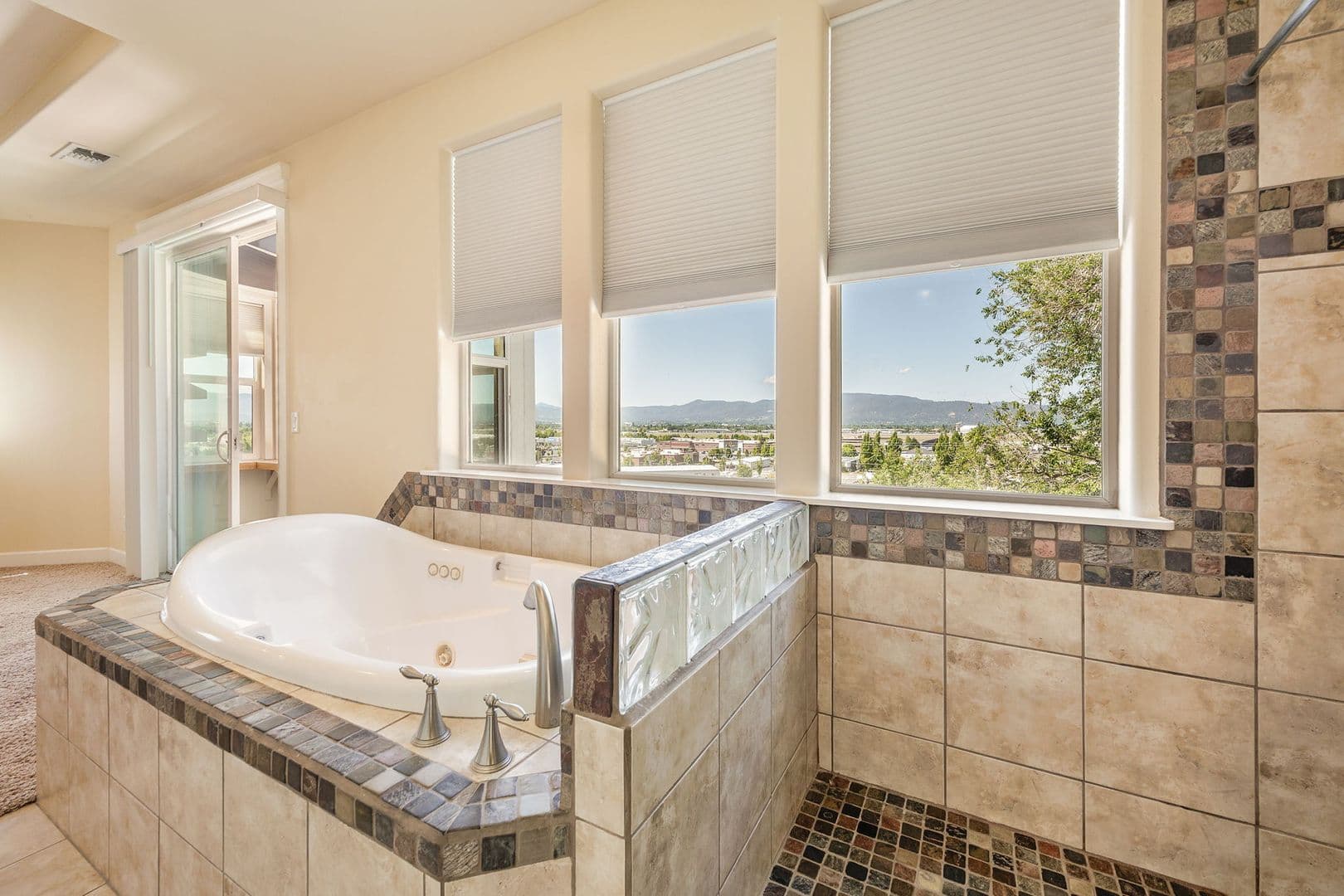 Medford Apartment: 1514 Hartell Ave