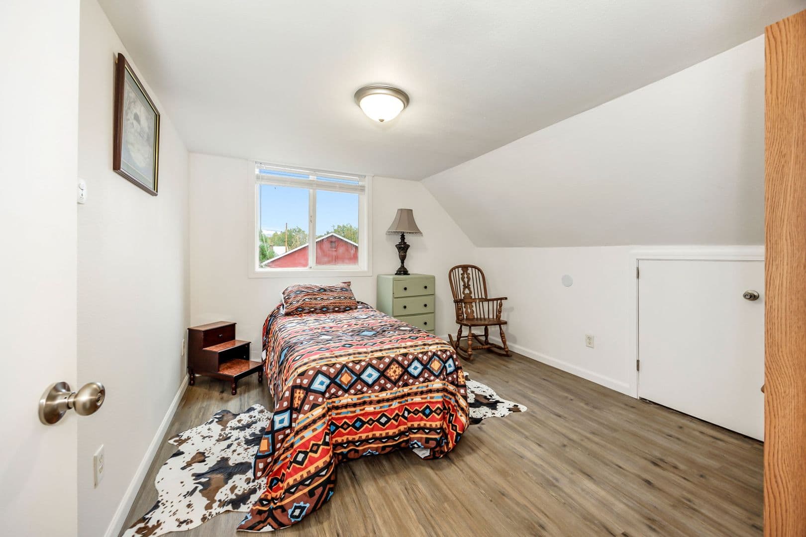 Shady Cove House: 570 Alpine St
