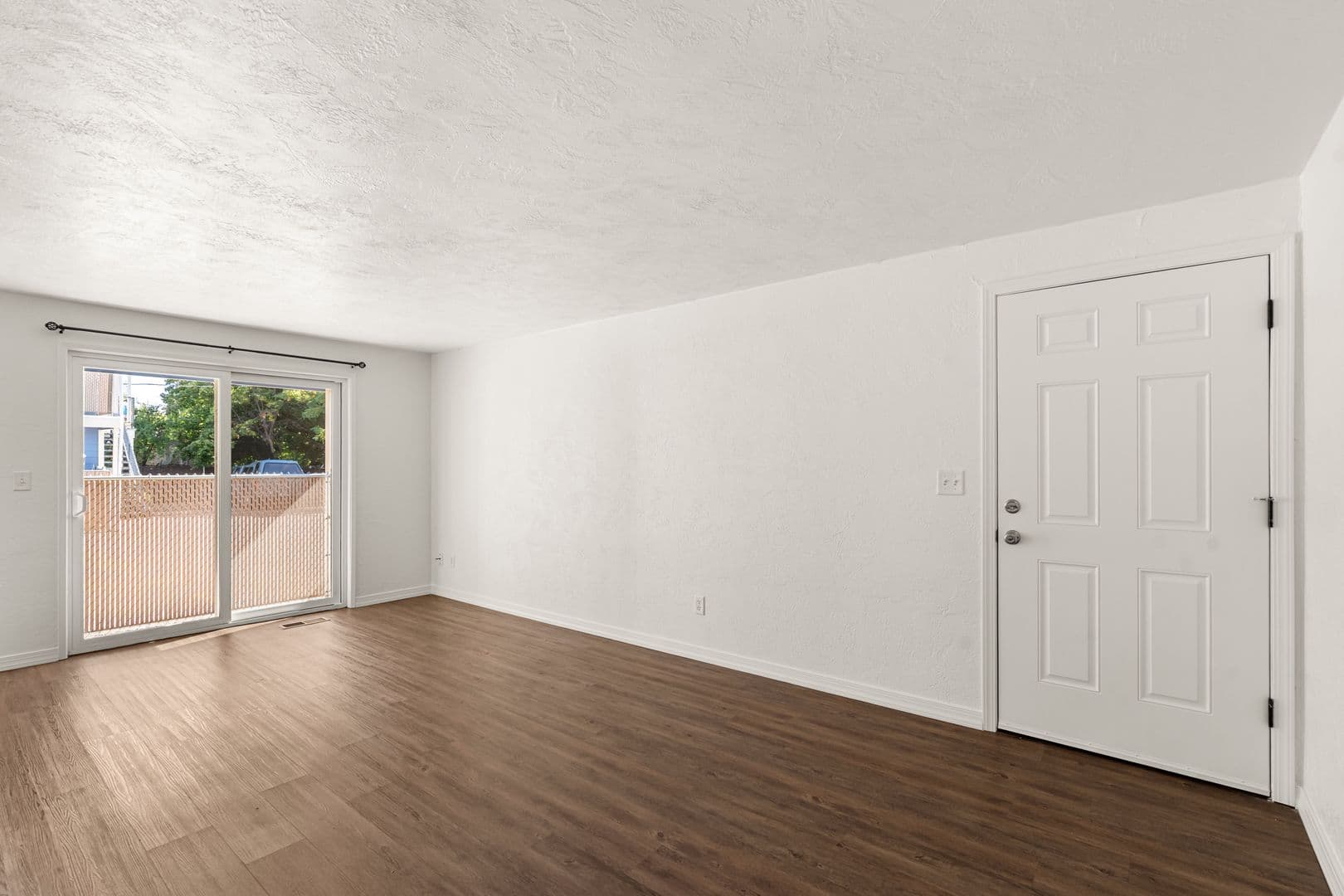 Central Point Apartment: 446 N First St