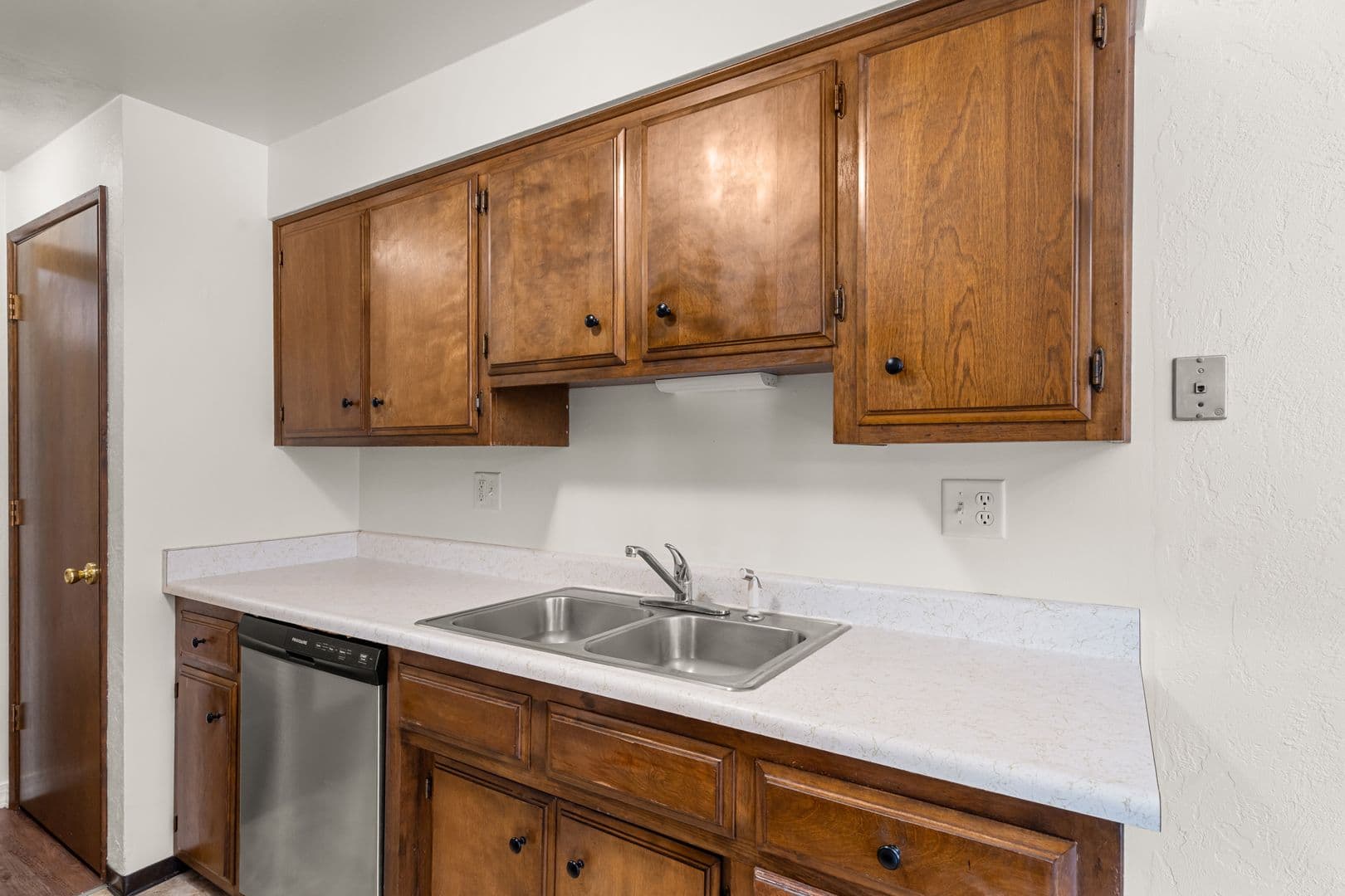 Central Point Apartment: 446 N First St