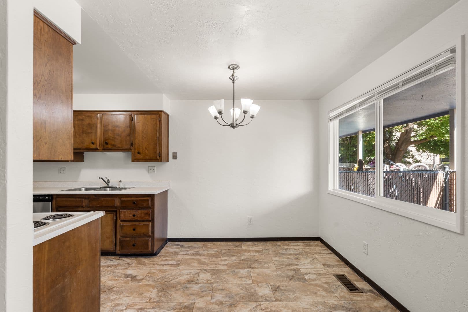 Central Point Apartment: 446 N First St