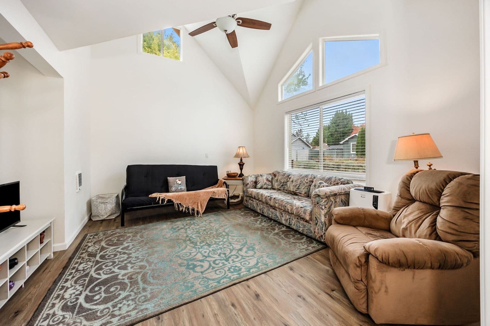 Shady Cove House: 570 Alpine St