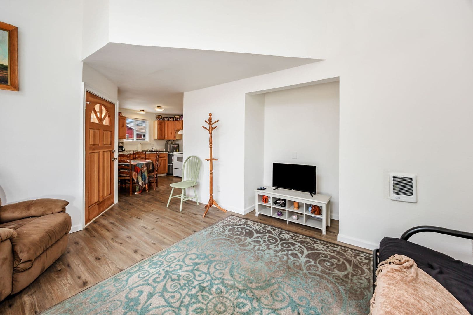 Shady Cove House: 570 Alpine St