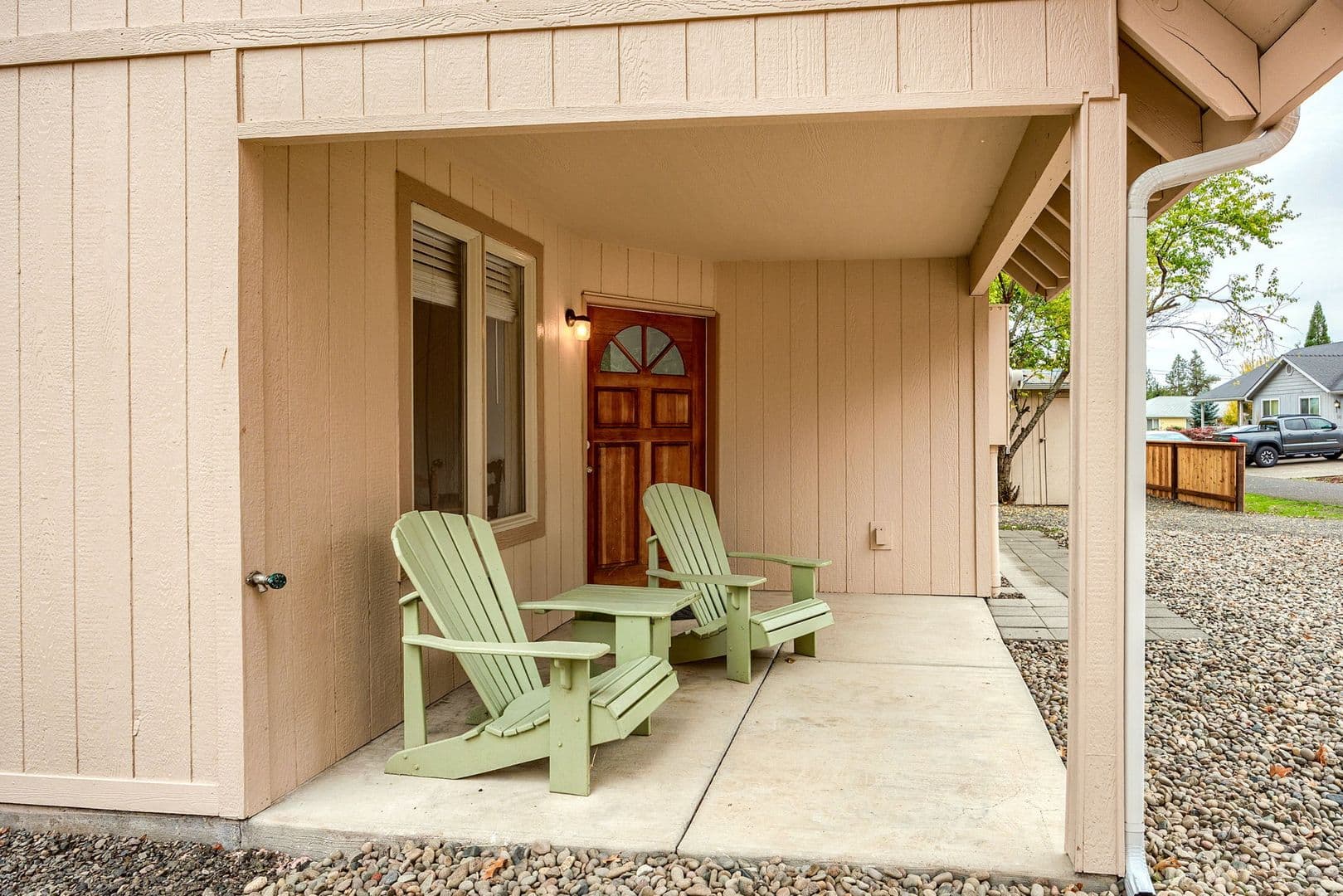 Shady Cove House: 570 Alpine St