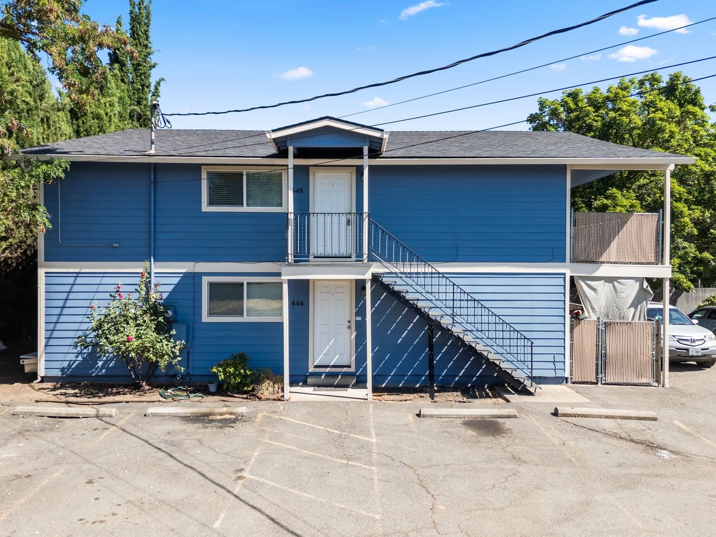 Central Point Apartment: 446 N First St