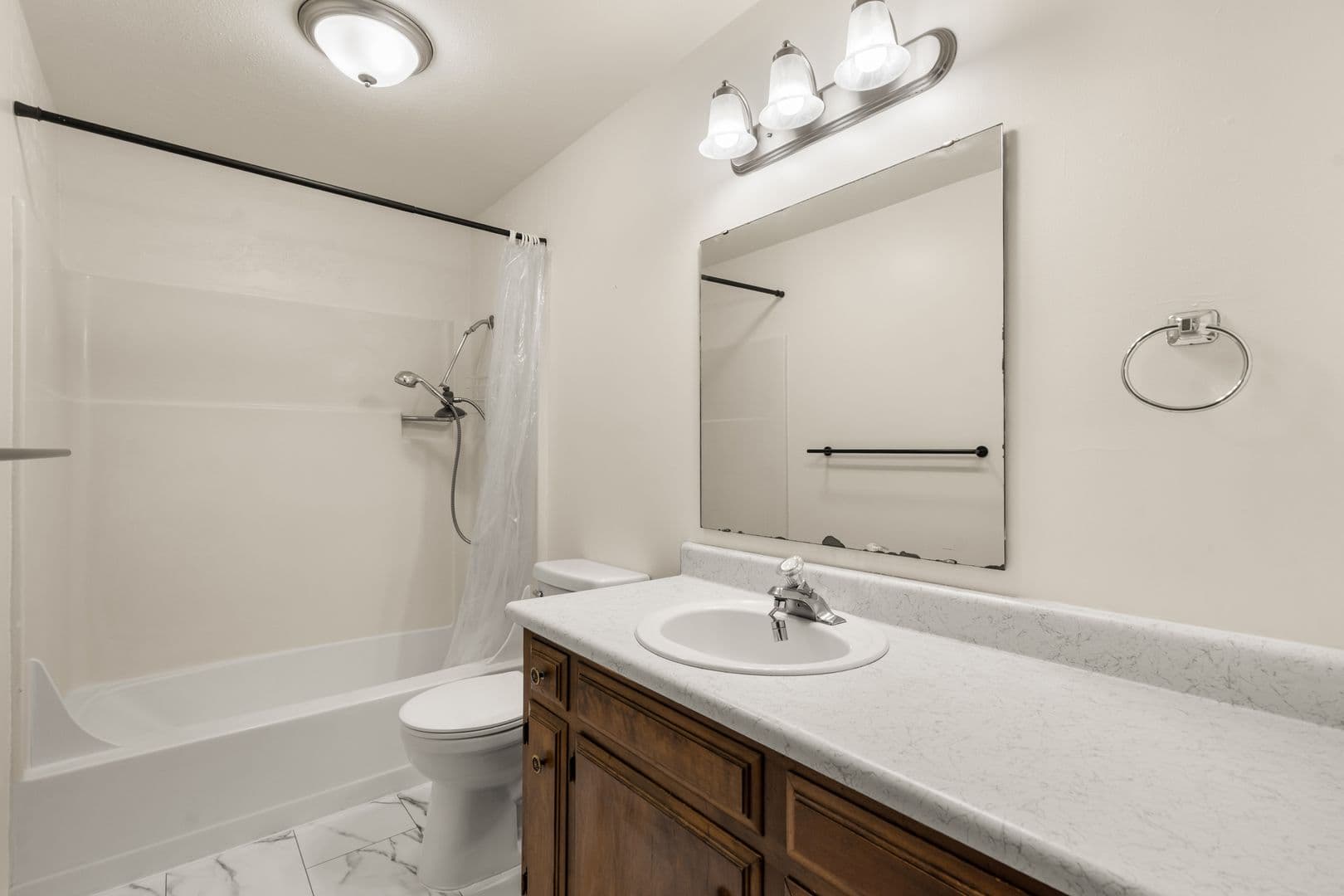 Central Point Apartment: 446 N First St