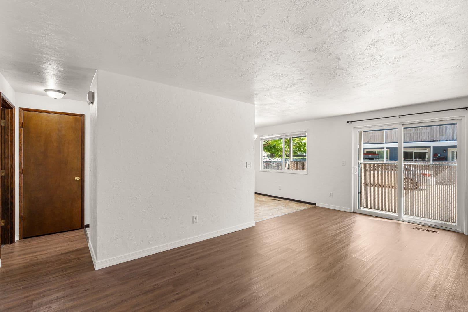 Central Point Apartment: 446 N First St