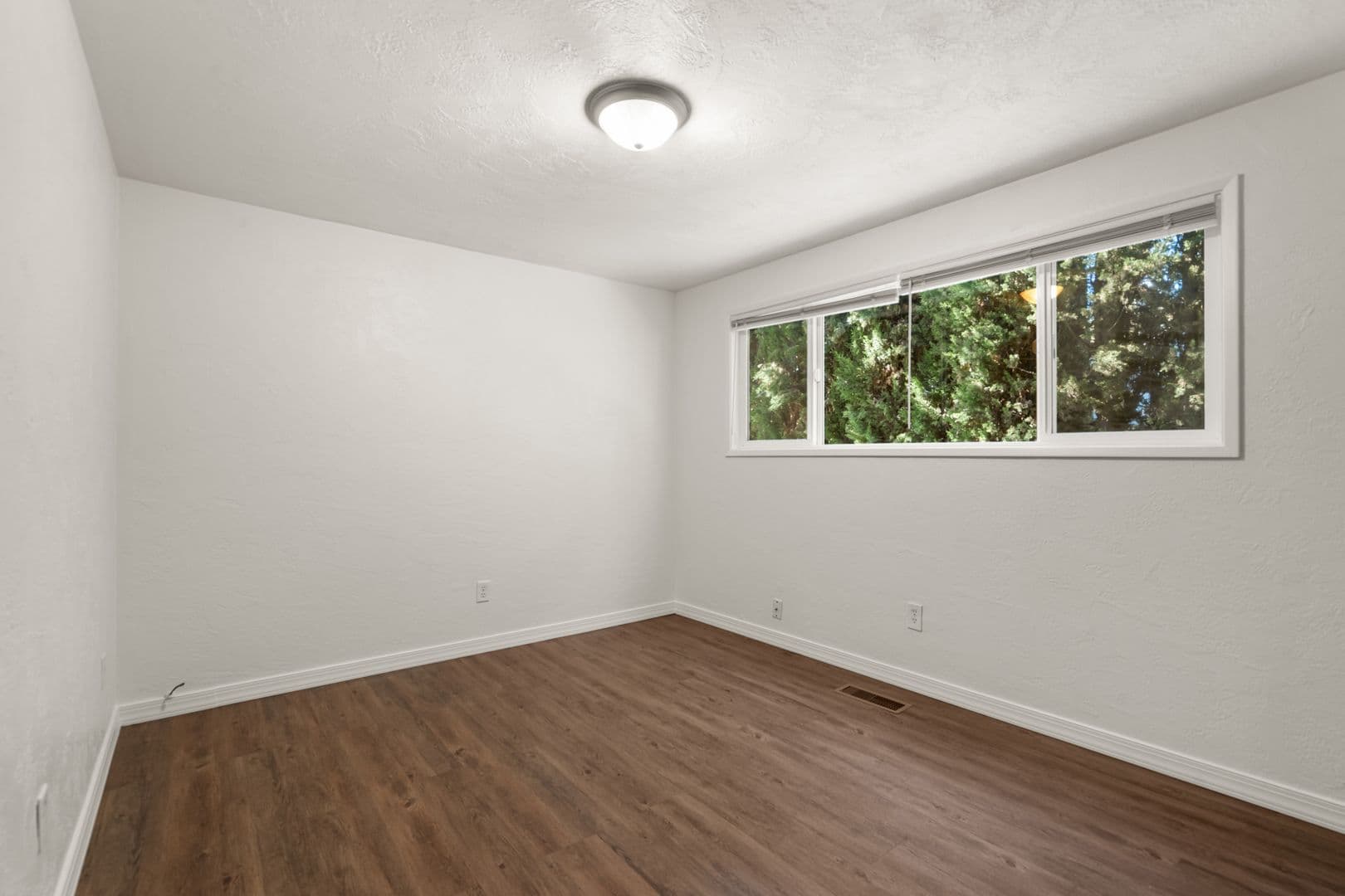 Central Point Apartment: 446 N First St