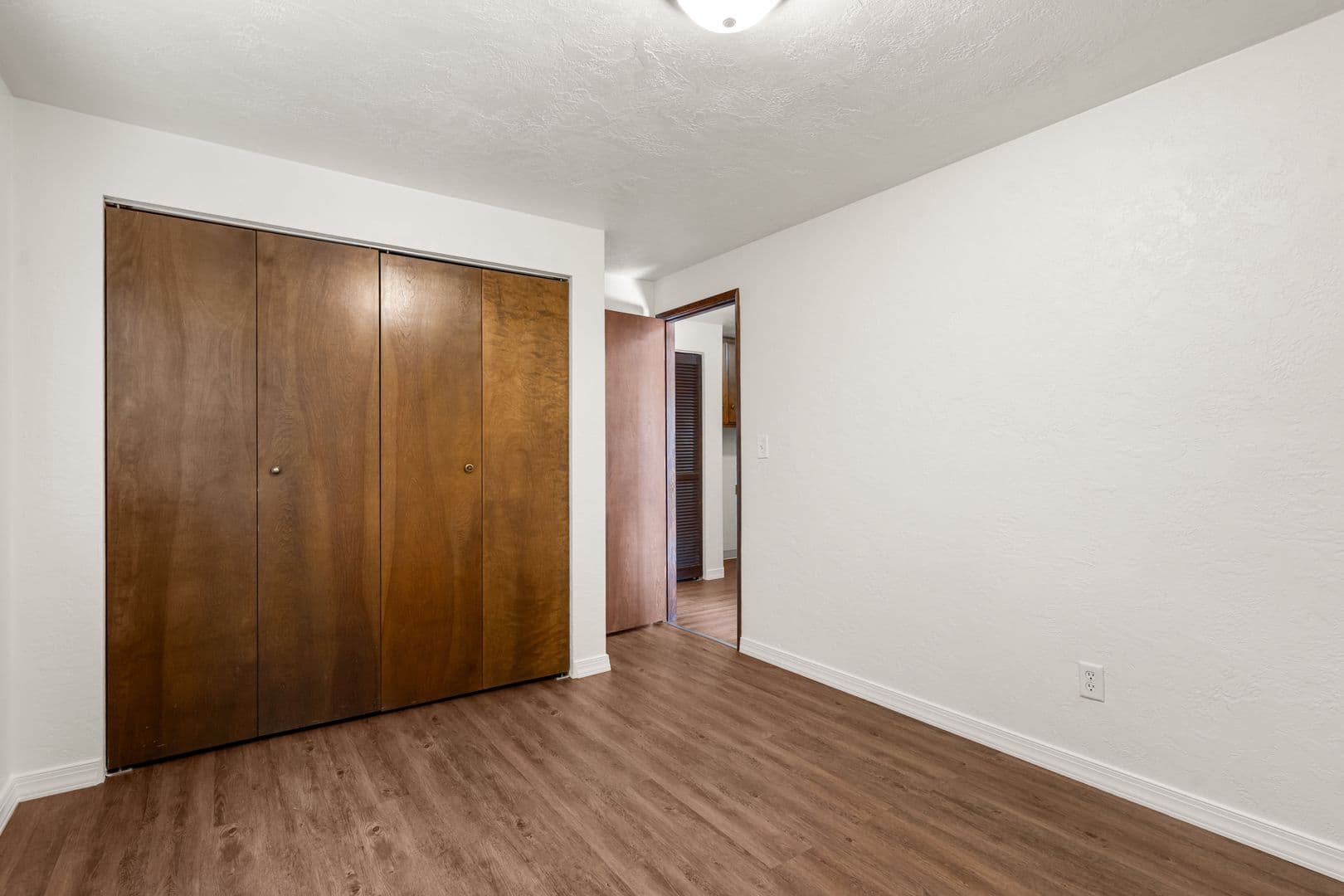Central Point Apartment: 446 N First St