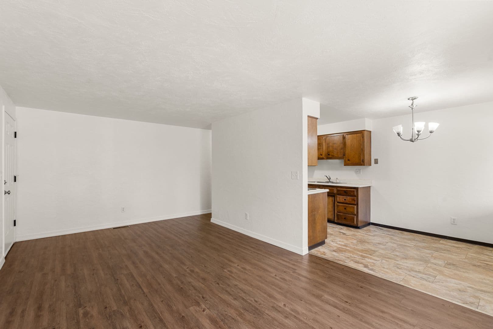Central Point Apartment: 446 N First St