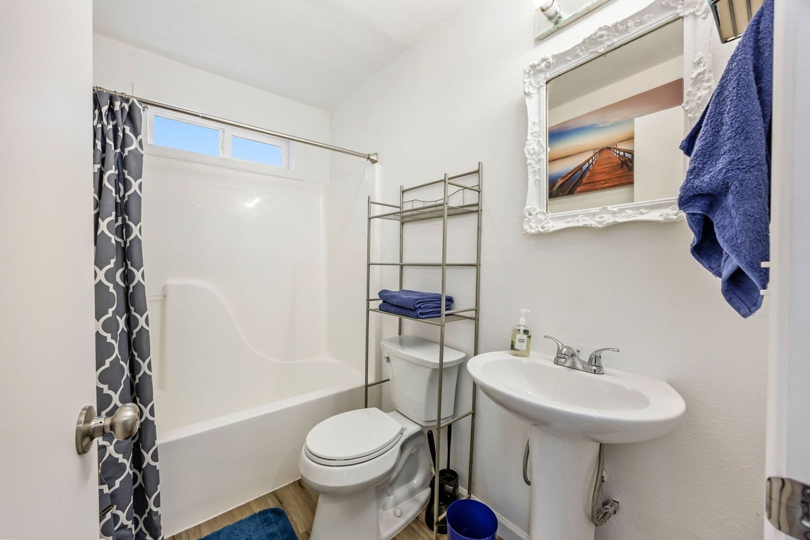 Shady Cove House: 570 Alpine St