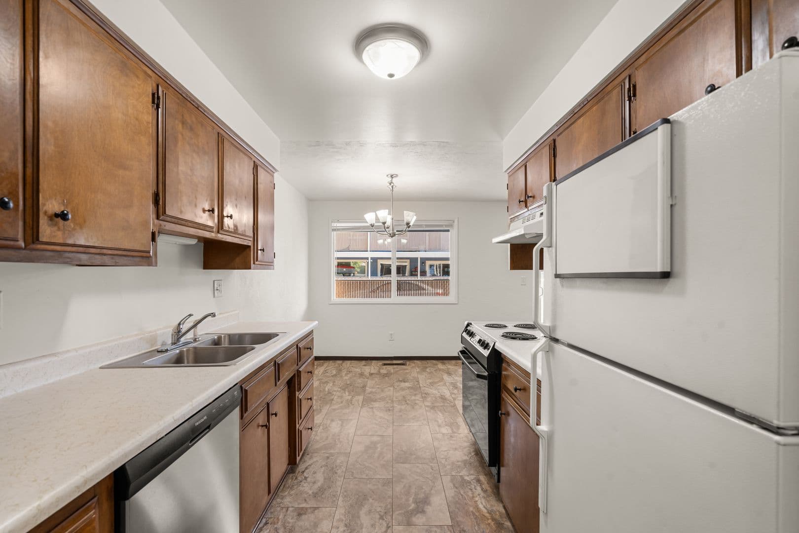 Central Point Apartment: 446 N First St