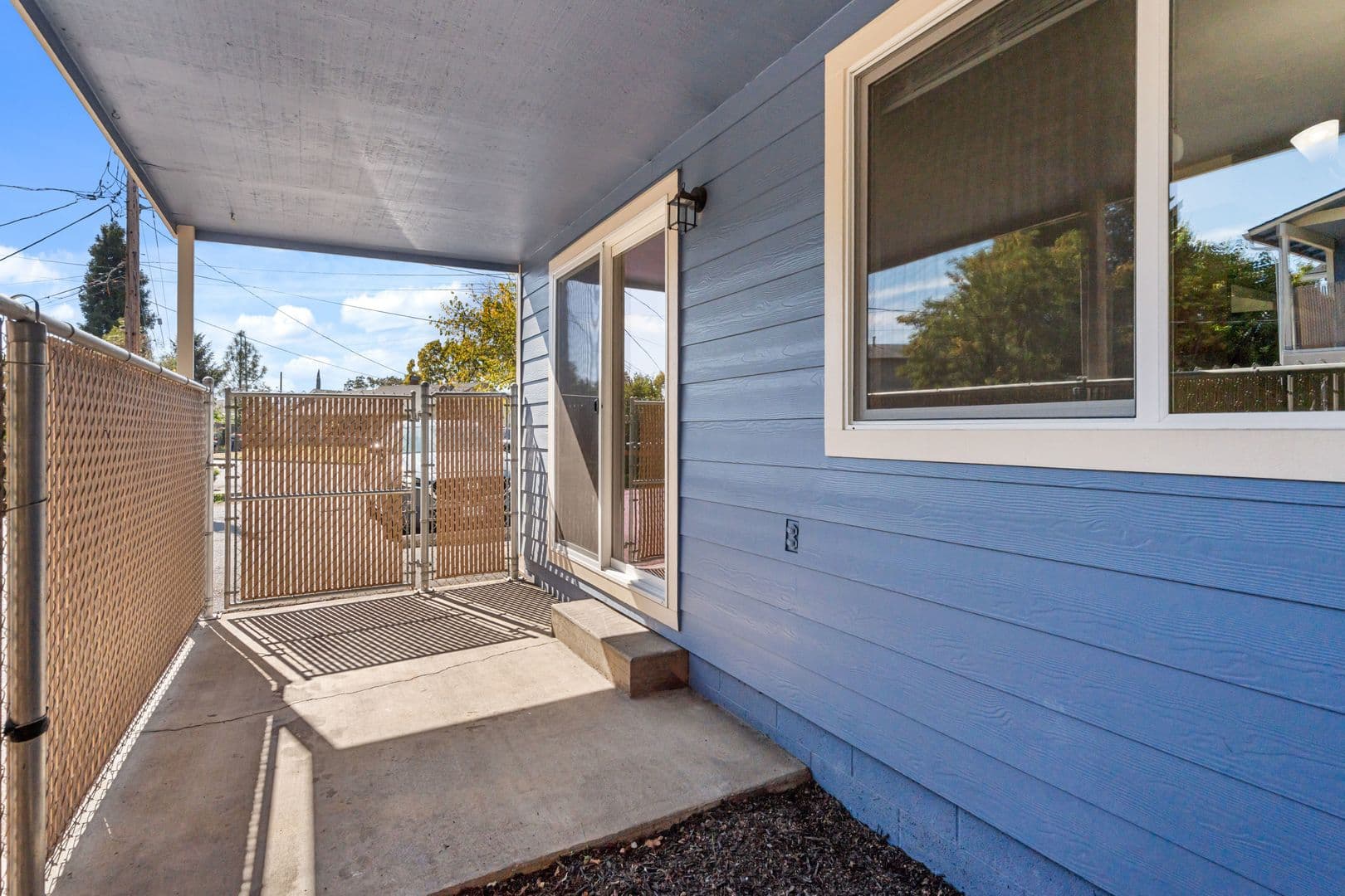 Central Point Apartment: 446 N First St
