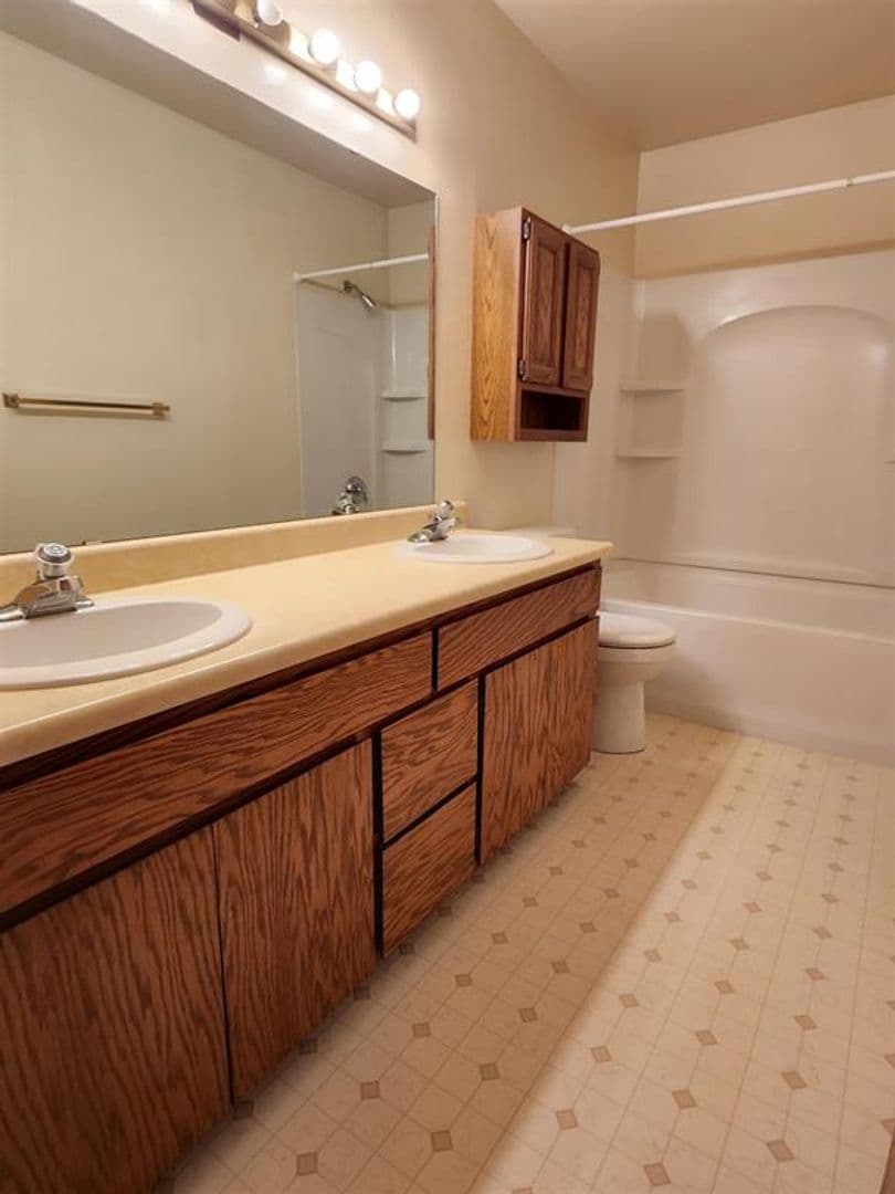 Madison House: 4 La Crescenta Circle