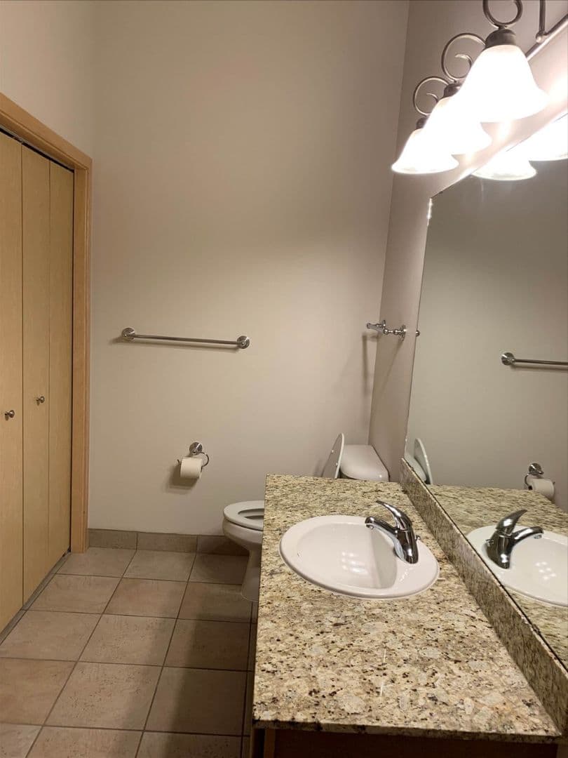 Madison Apartment: 18 S Bedford St