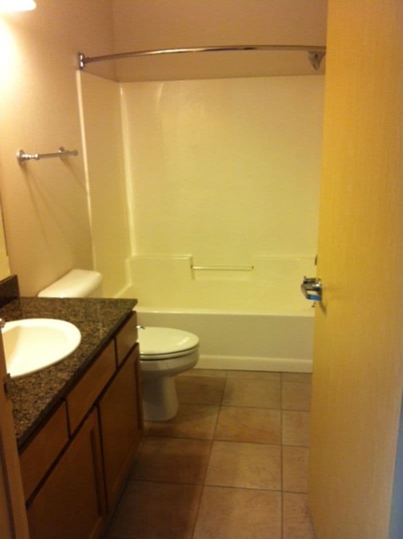 Madison Apartment: 18 S Bedford St