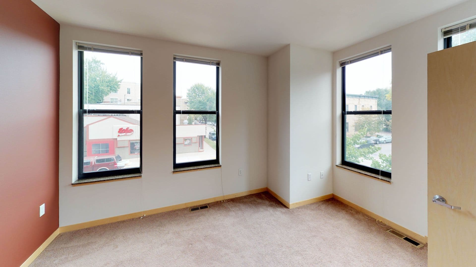 Madison Apartment: 18 S Bedford St