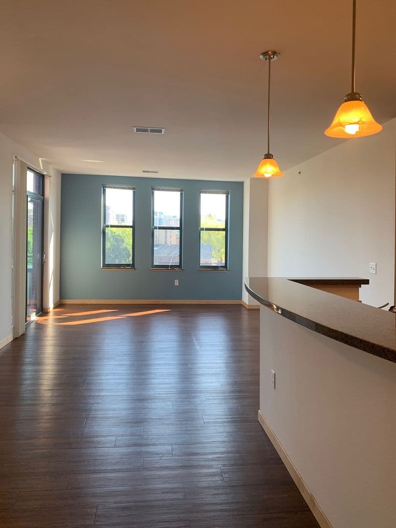 Madison Apartment: 18 S Bedford St