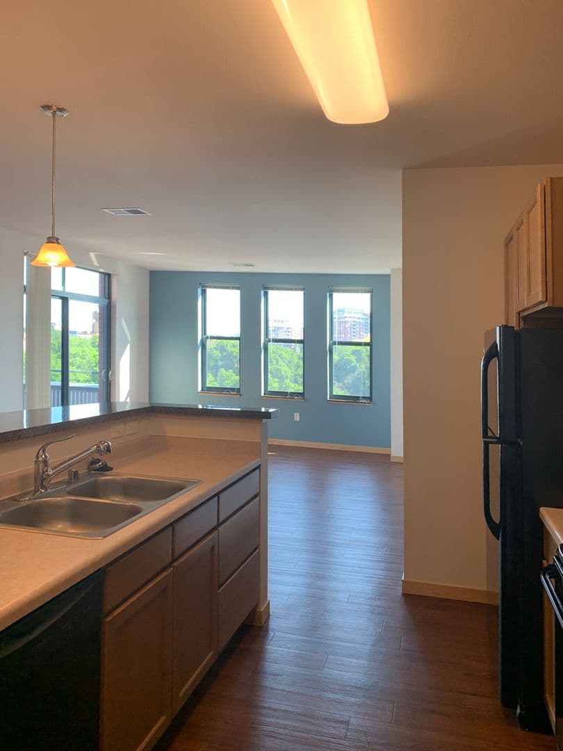 Madison Apartment: 18 S Bedford St