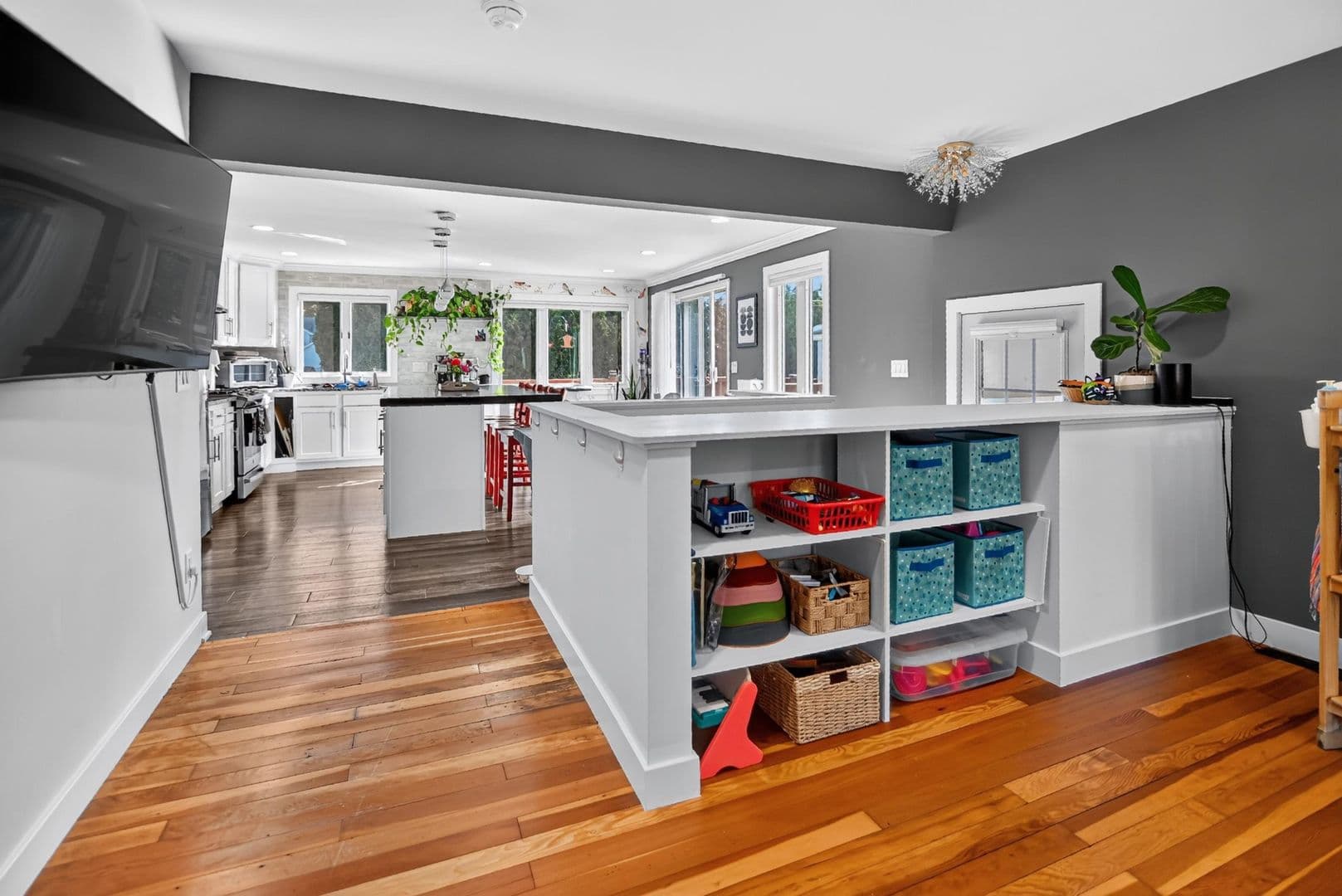 Verona House: 211 N Shuman St