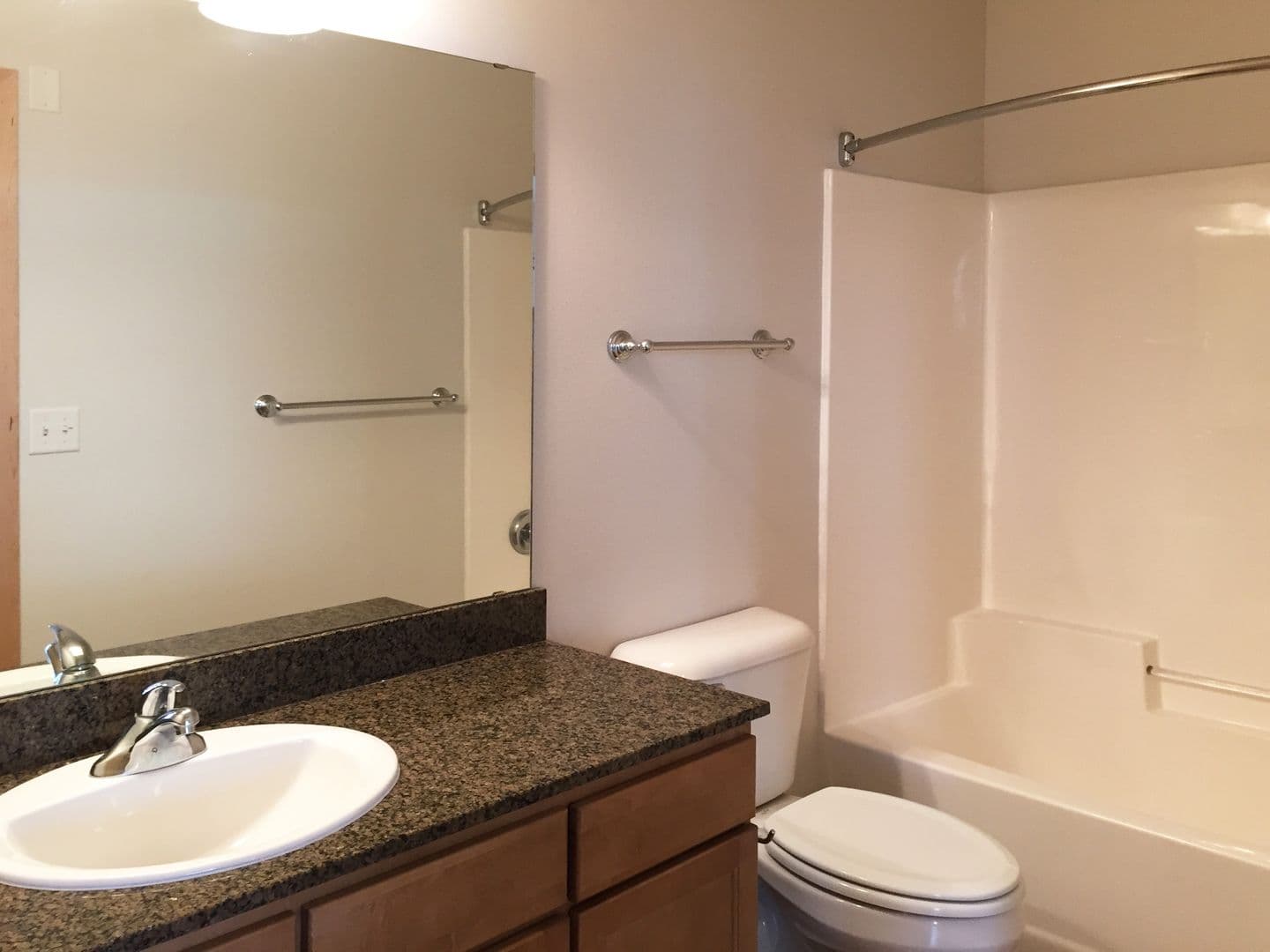 Madison Apartment: 18 S Bedford St