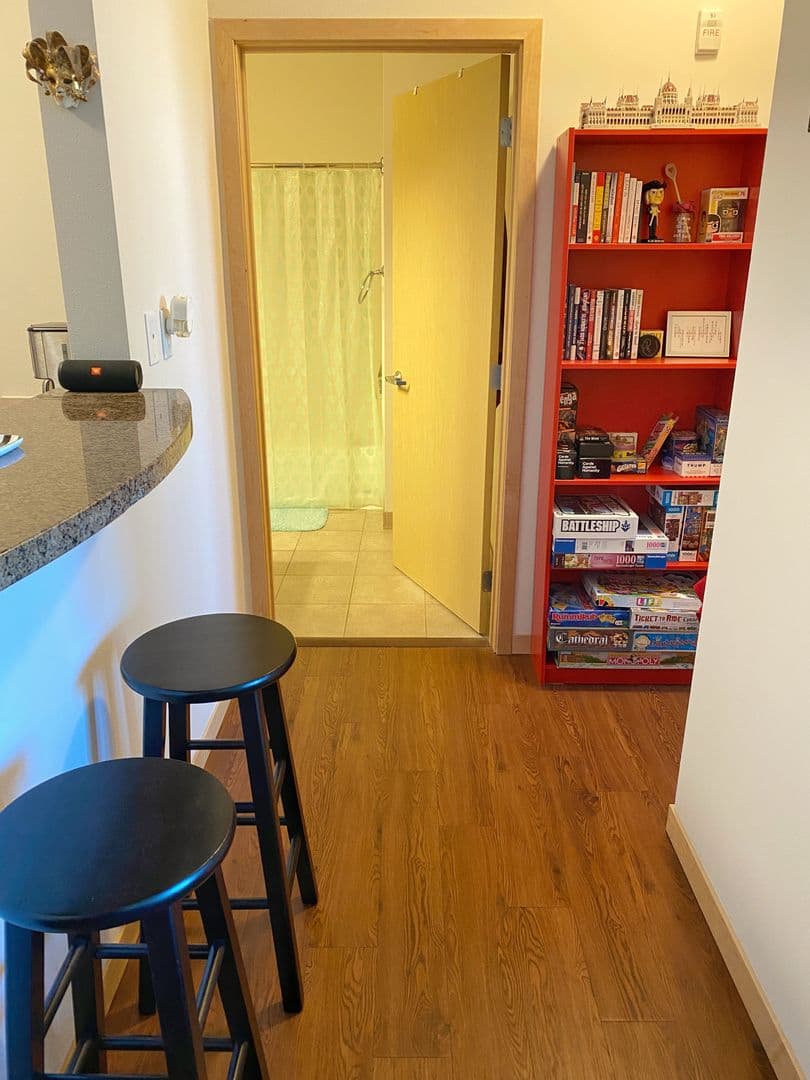 Madison Apartment: 18 S Bedford St