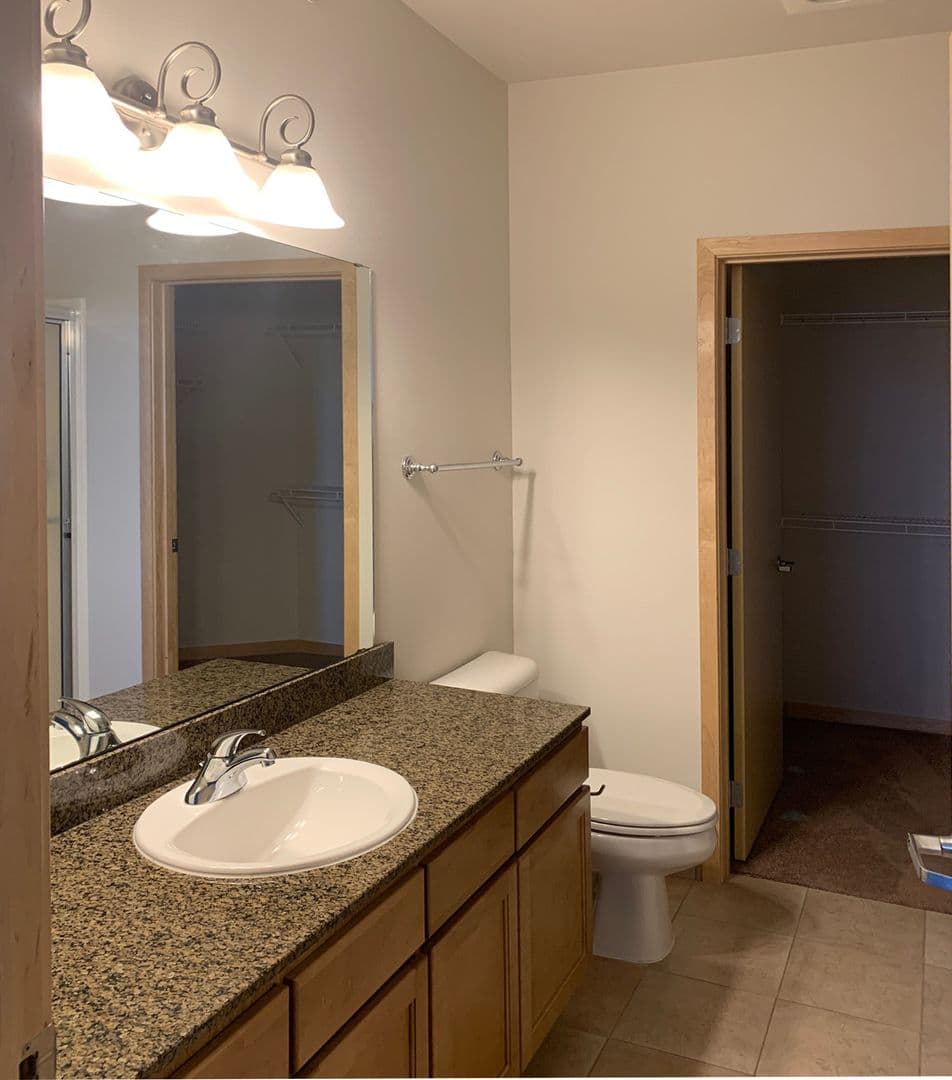 Madison Apartment: 18 S Bedford St