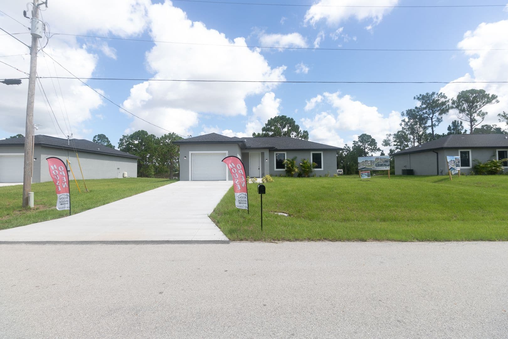 LEHIGH ACRES House: 1121 DEAUVILLE ST E