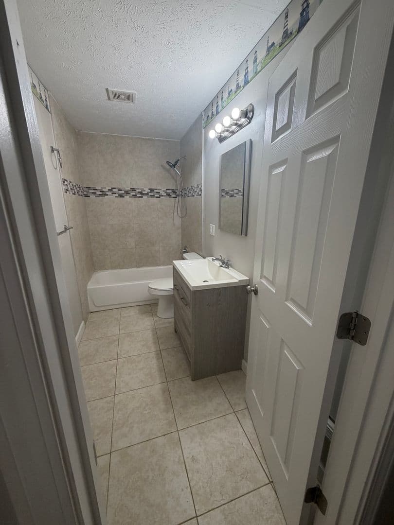Frankfort House: 147 Meredith Ave