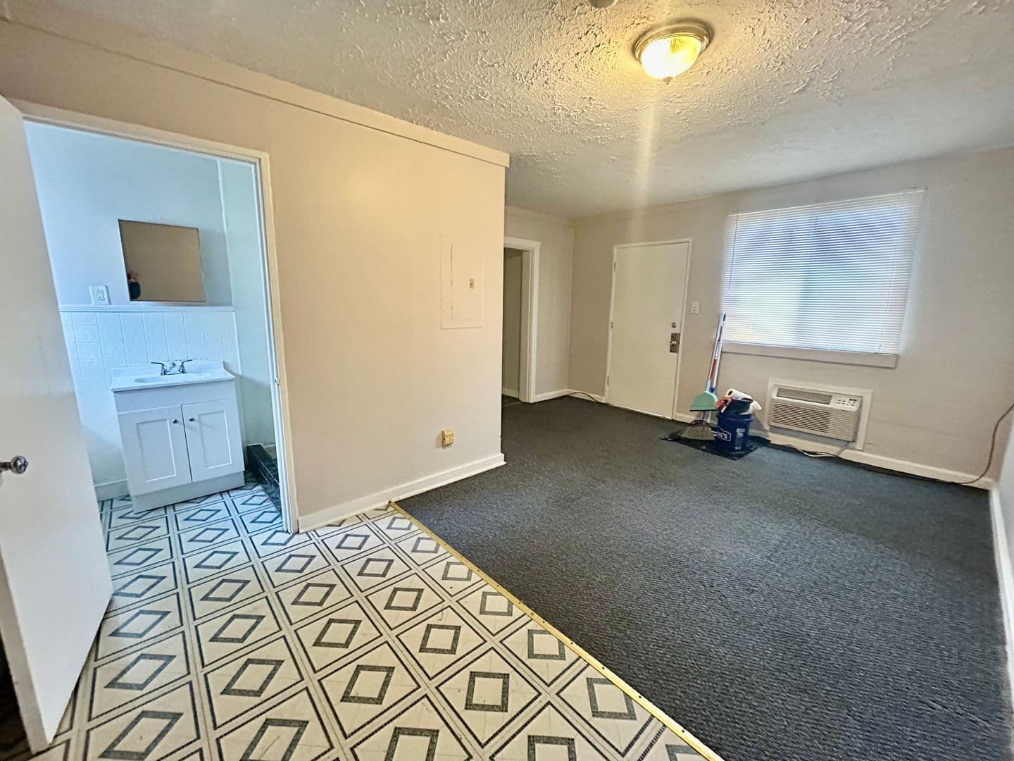Winchester Apartment: 1018 W. Lexington Ave. Unit 19