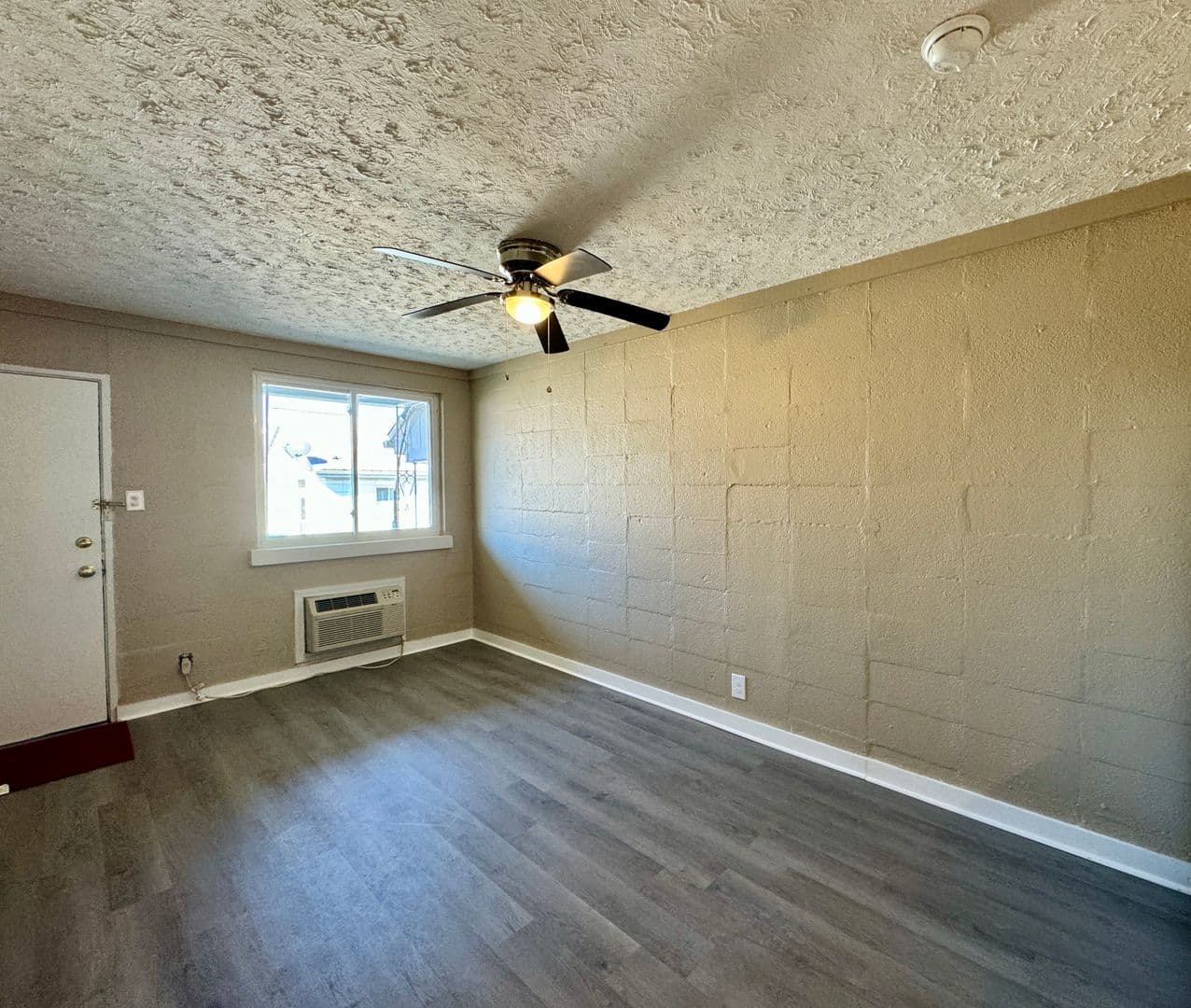 Winchester Apartment: 1018 W. Lexington Ave #4