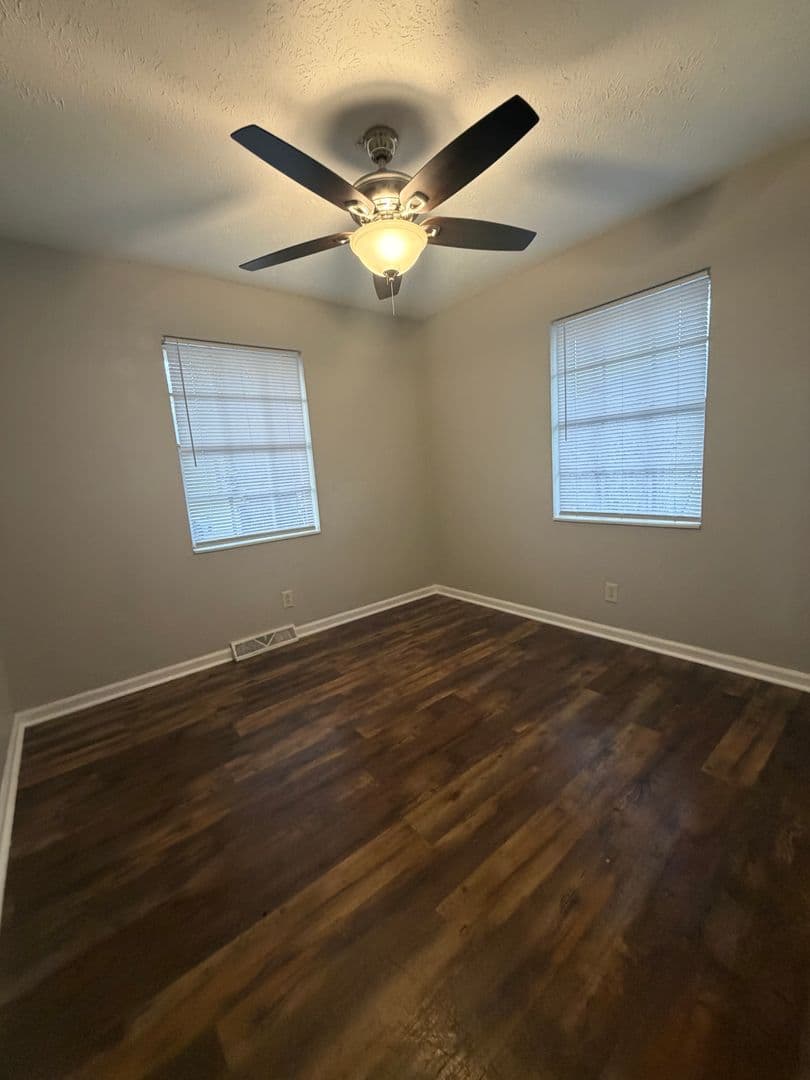 Frankfort House: 147 Meredith Ave